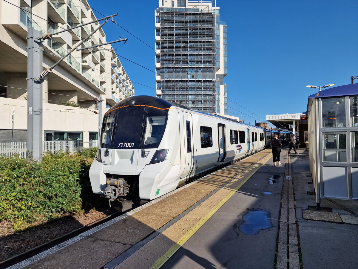 Welcome to Finsbury Park... a sea off-white and grey... 

Still, at least th weather is bright and sunny, unlike yesterday!

Some green sneaks in 😂

#class717 #finsburypark #desirocity #siemens #railway #train #traintwitter