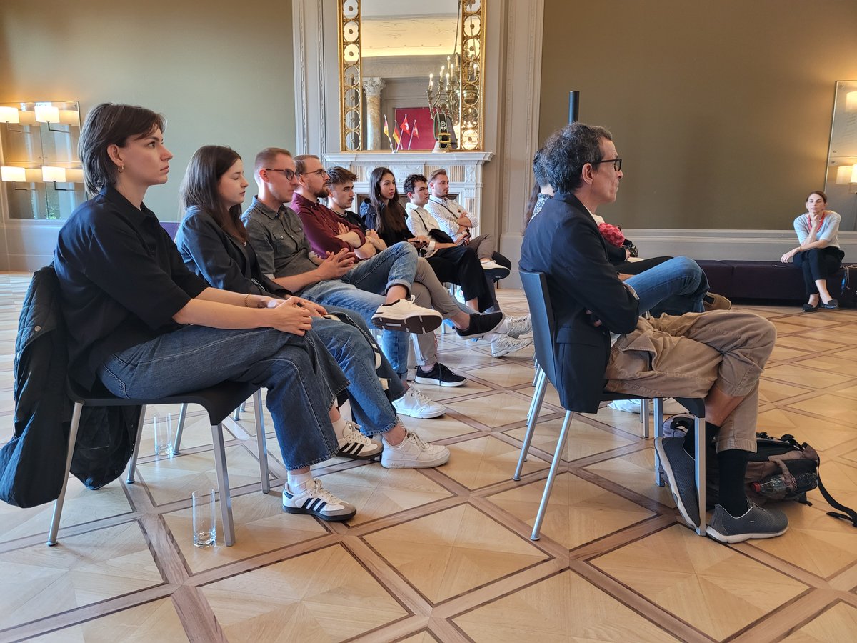 Vergangenen Freitag durften wir die Journalistenschule von <a href="/RingierJouschu/">Ringier Journalistenschule</a>  bei uns in der Botschaft begrüssen. ✍️📸
Neben einer kurzen Präsentation unsererseits, durften wir auch einen spannenden Einblick in die Anliegen und  Perspektiven der jungen #Journalist:innen erhalten.📰