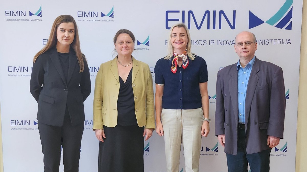 We were warmly welcomed by the next #EuroDIG hosts in Vilnius 🇱🇹 The date for #EuroDIG2024 has been set, we’ll meet June 17-19, 2024. Learn more about our site visit in the latest newsletter: eurodig.org/eurodig-news-3…