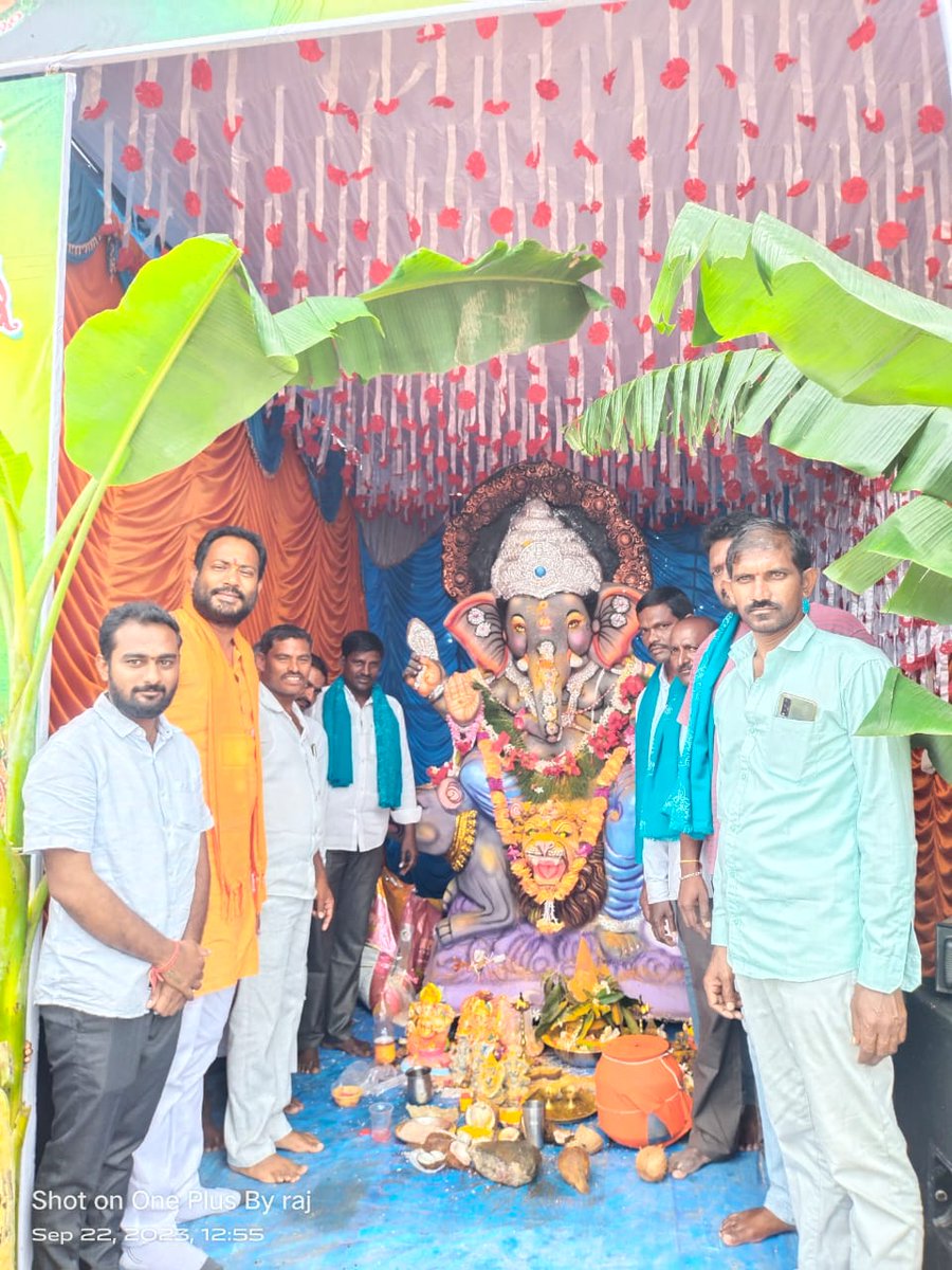 naveensurabhi's tweet photo. ఇబ్రహీంపట్నం గ్రామంలోని మున్నూరు కాపు పటేల్ సంఘం ఏర్పాటు చేసిన గణేష్ మండపంలో స్థానిక బీజేపీ నాయకులతో కలిసి ప్రత్యేక పూజల్లో పాల్గొనడం జరిగింది 
#surabhinaveenkumar #korutla4bjp #BJP4Telangana #snk4bjp https://t.co/rqklNHcxl1