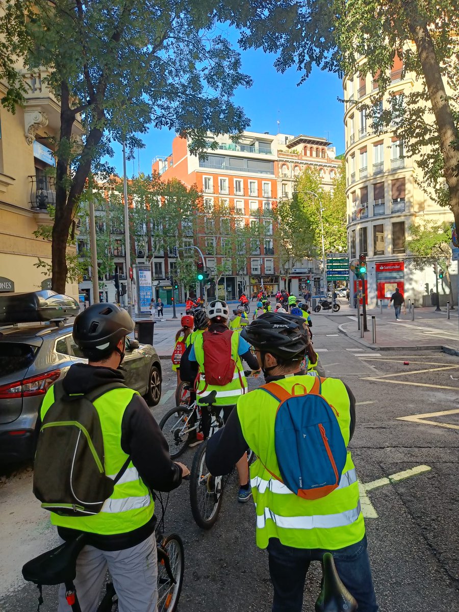 AMPABreogan's tweet photo. ¡Nuestros/as ciclistas a su paso por Princesa y Palacio Real!
#GranBicicletada de la Semana de la Movilidad Europea. >>> Educar hoy por un Madrid más sostenible<<< #MobilityWeek #CarFreeDay #SEM23
@CeipBreogan
@STARSMadrid
@Munimadrid_es https://t.co/AqNND2WQ2f