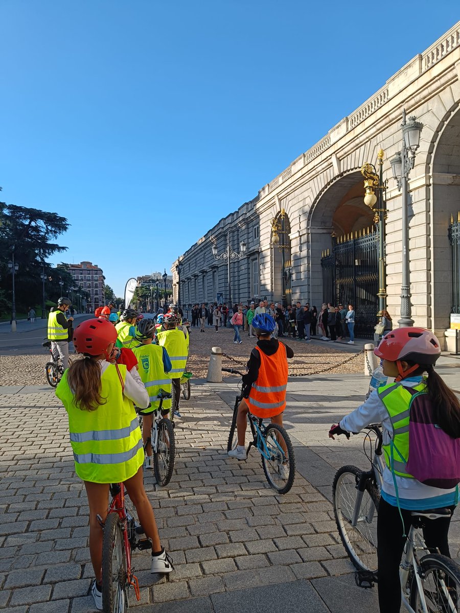 AMPABreogan's tweet photo. ¡Nuestros/as ciclistas a su paso por Princesa y Palacio Real!
#GranBicicletada de la Semana de la Movilidad Europea. >>> Educar hoy por un Madrid más sostenible<<< #MobilityWeek #CarFreeDay #SEM23
@CeipBreogan
@STARSMadrid
@Munimadrid_es https://t.co/AqNND2WQ2f