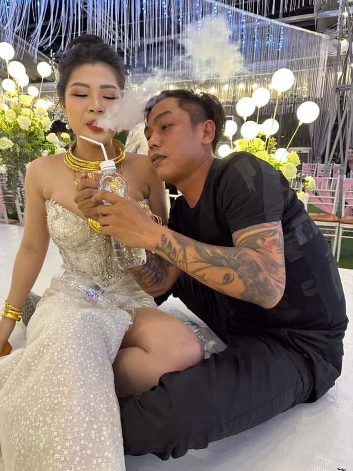 JuleEt883's tweet photo. Đồng vợ đồng chồng tát núi đá cũng cạn.
Cụm ly nào anh em. https://t.co/qAx7HiLBIf