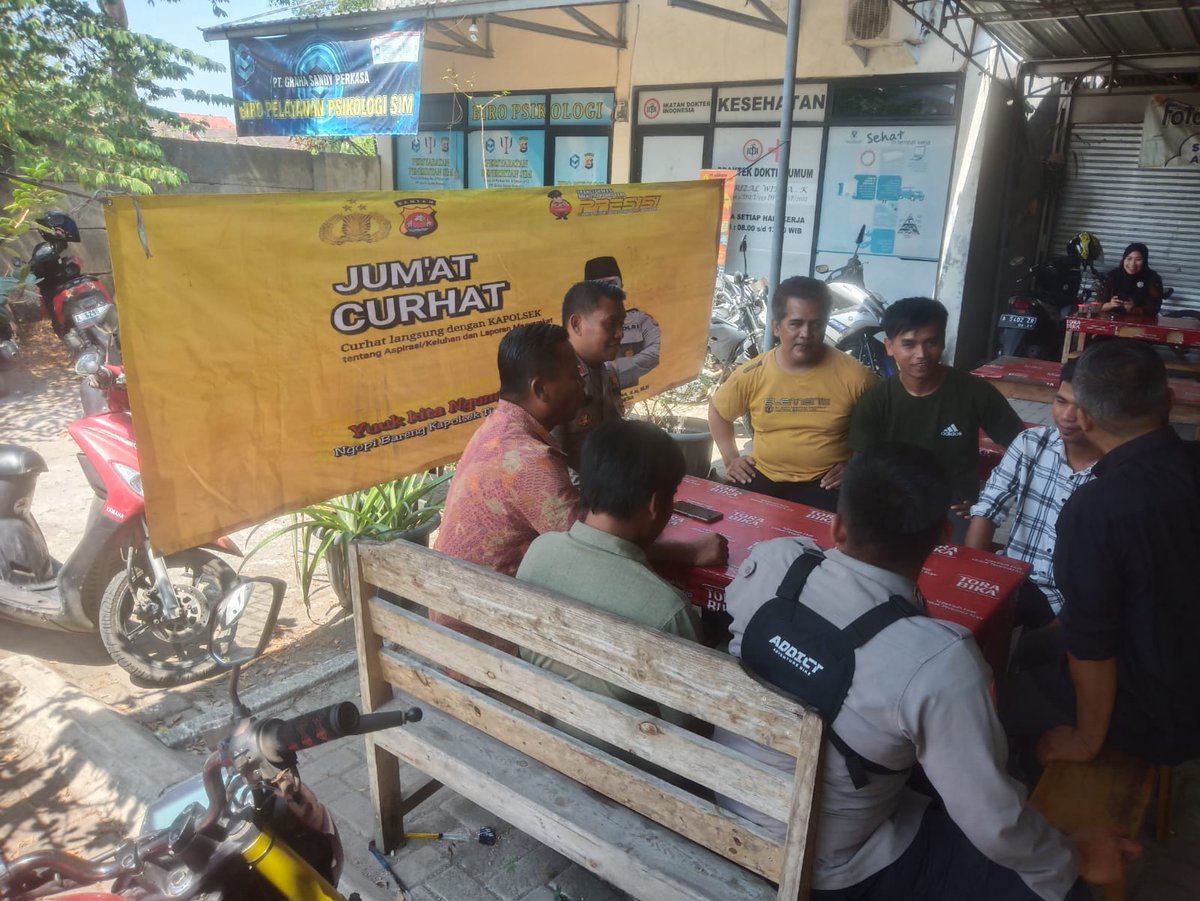 cunte20's tweet photo. Bertempat Di Cafe Perum PWS menjadi Tempat Jum'at Curhat Polsek Tigaraksa yang di pimpin Ipda Rolling s3bagai Kanit Binmas mendengarjan keluh kesah maayarakat kepada pihak Kepolisian  , Jumat (22/9/2023) https://t.co/cMH8qN5BfP