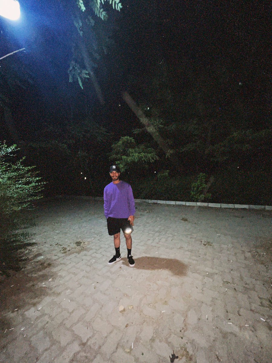 JavadKeshavarrz's tweet image. نشسته‌ام با شب قمار میکنم هرچه می‌برم 
تاریک‌تر می‌شوم… ✨💜