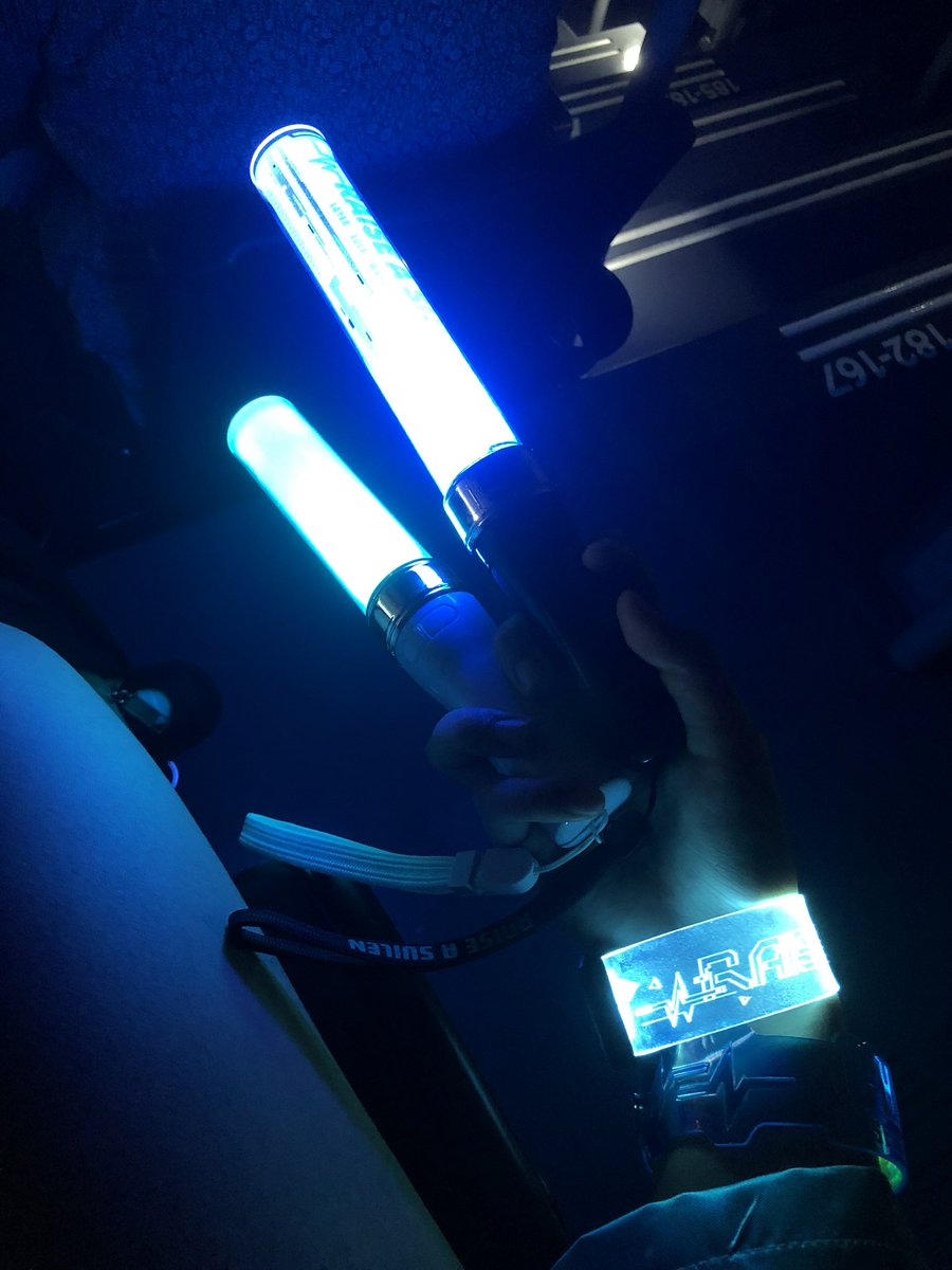 rAsmUjlca_l0vE's tweet photo. 10thのRAS単独見事に晴れてて法被やペンライトやらいろいろ買ってライブ行ったから本当に楽しかった
まぁ4階席の左側だったからモニターしか見えんかったけど
#バンドリ #RAS #SOULROAR https://t.co/XyVRcmCbwS