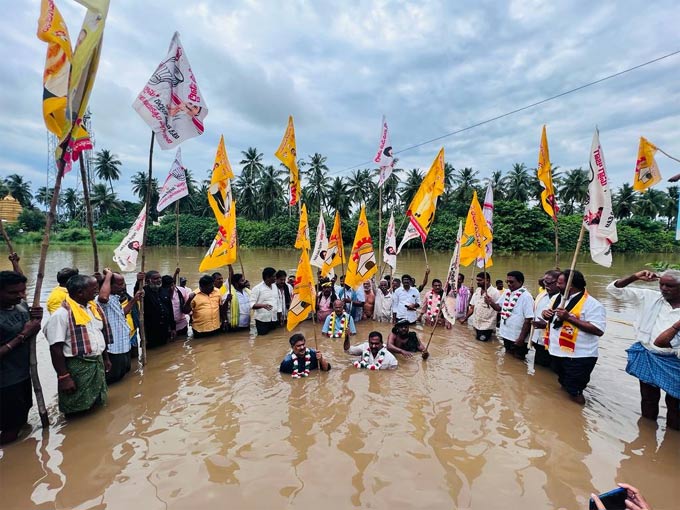 eenadulivenews's tweet image. Chandrababu Arrest : ఏపీలో కొనసాగుతున్న తెదేపా నిరసనలు
#chandrababuarrest #SkillDevelopmentCase #TDP #TeluguNews
eenadu.net/photos/playIma…