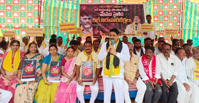 eenadulivenews's tweet image. Chandrababu Arrest : ఏపీలో కొనసాగుతున్న తెదేపా నిరసనలు
#chandrababuarrest #SkillDevelopmentCase #TDP #TeluguNews
eenadu.net/photos/playIma…