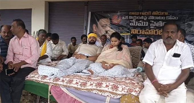 eenadulivenews's tweet image. Chandrababu Arrest : ఏపీలో కొనసాగుతున్న తెదేపా నిరసనలు
#chandrababuarrest #SkillDevelopmentCase #TDP #TeluguNews
eenadu.net/photos/playIma…