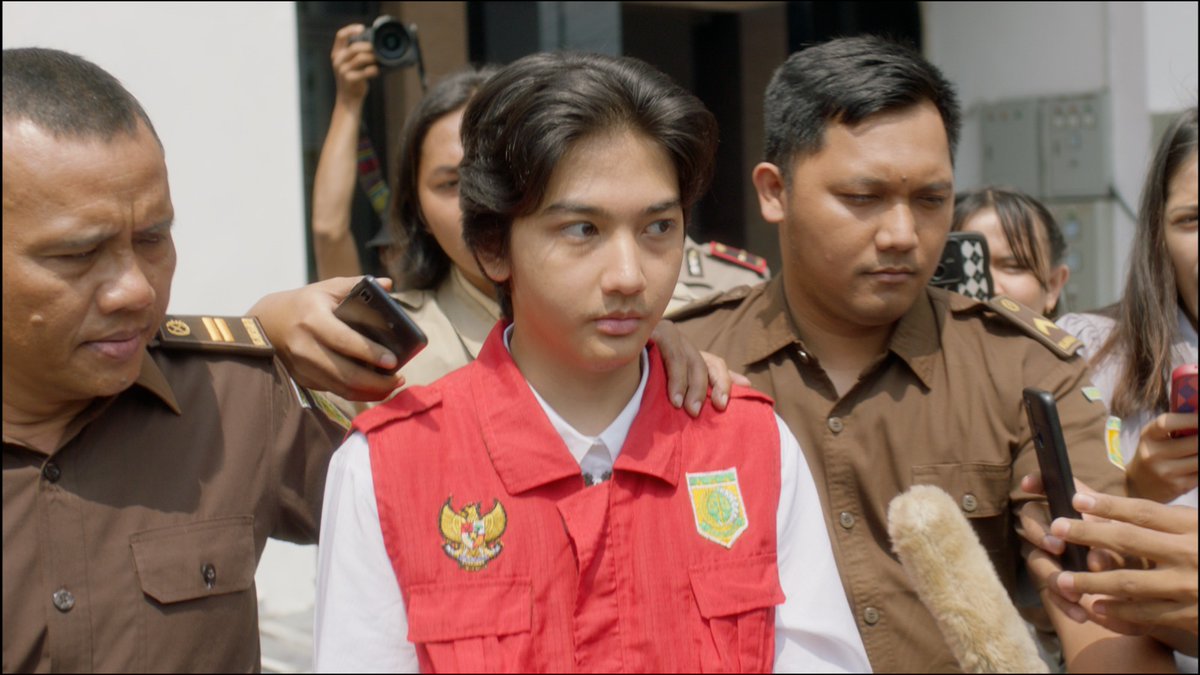 CenayangFilm's tweet photo. Woi ini w baru bangun kaget liat doi ketangkep kena kasus apaan????? https://t.co/lA02gbPRQL