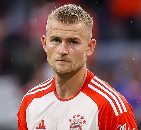 Soje2384's tweet photo. #FlashPlayer On criait Matthijs de Ligt? on répondait futur grand défenseur du Barça😂. La trajectoire de l'hollandais depuis son départ de l'Ajax, est décevante. Il n'est plus qu'un simple remplaçant au Bayern, à peine 40min joués en Bundesliga. De ligt va devoir cravacher pour retrouver les faveurs de Tuchel qui le considère lent et trop horizontal dans ses ressorties de balle. 🤔