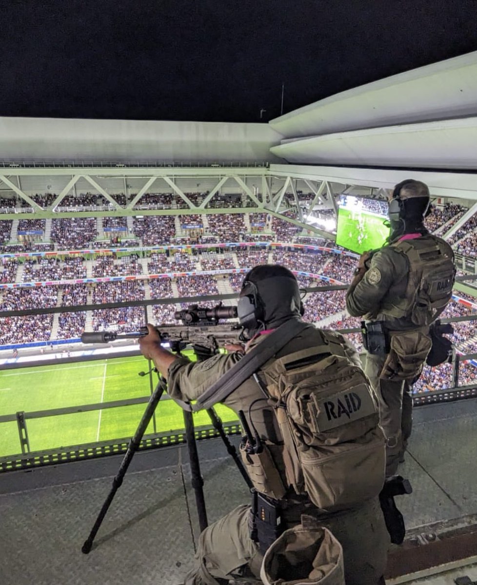 AllaisF's tweet image. 🇫🇷👊 Haut perchés, les policiers du #raid sont prêts à réagir instantanément en cas d'attaque survenant lors de grands rassemblements.                             ——————-📷policenationale