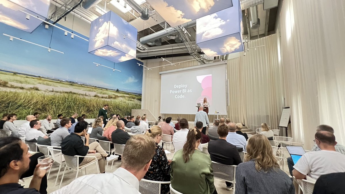 #PowerBI princess aka <a href="/PaulienvanEijk/">Paulien</a> talking about deploying Power BI as code at <a href="/PowerBINextStep/">Power BI Next Step</a>