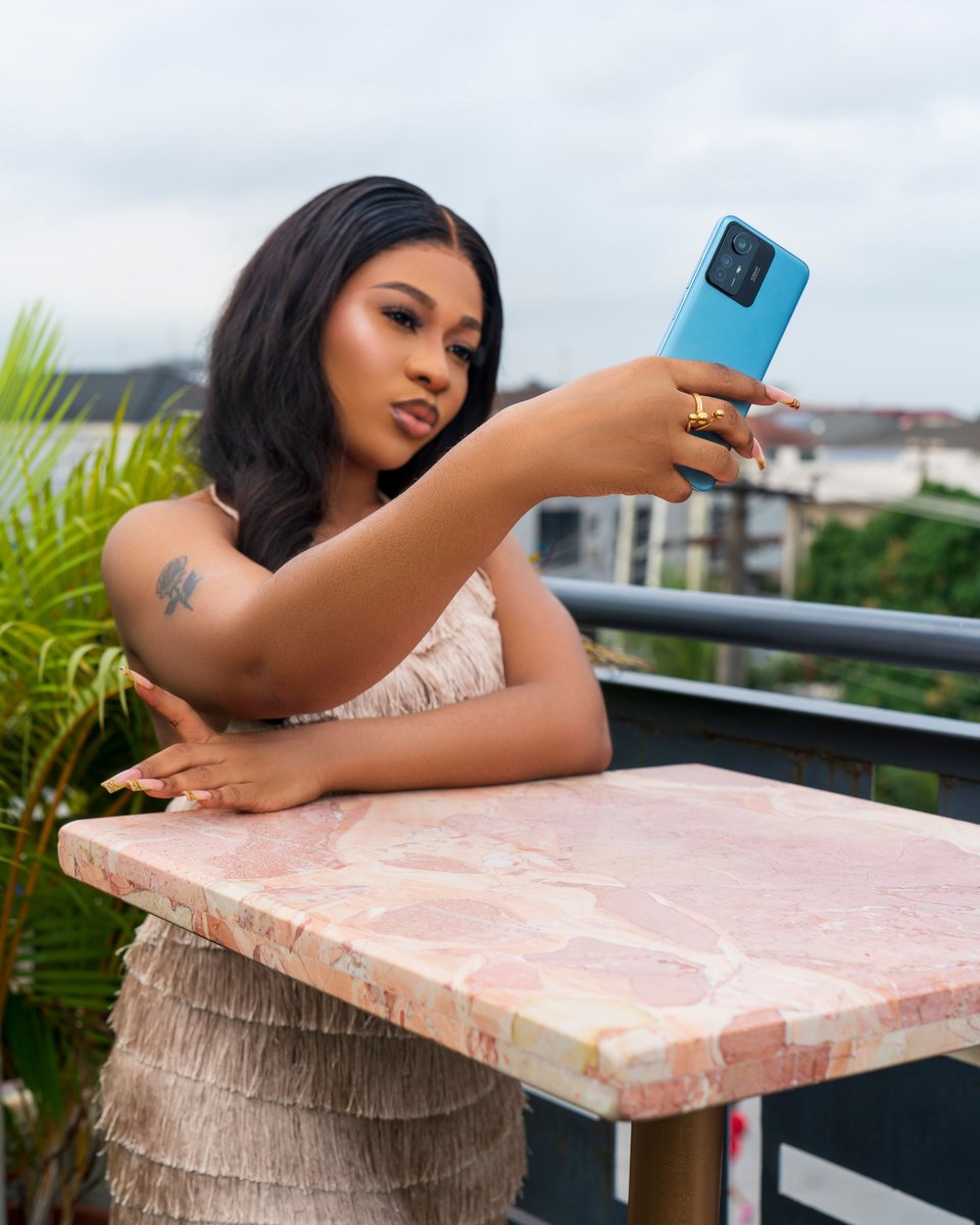 XiaomiNigeria's tweet image. For @theoliviaa_ Fridays are for making money calls and taking cute selfies with Redmi Note 12S📷🌟. What are your Fridays for? 

#RedmiNote12S