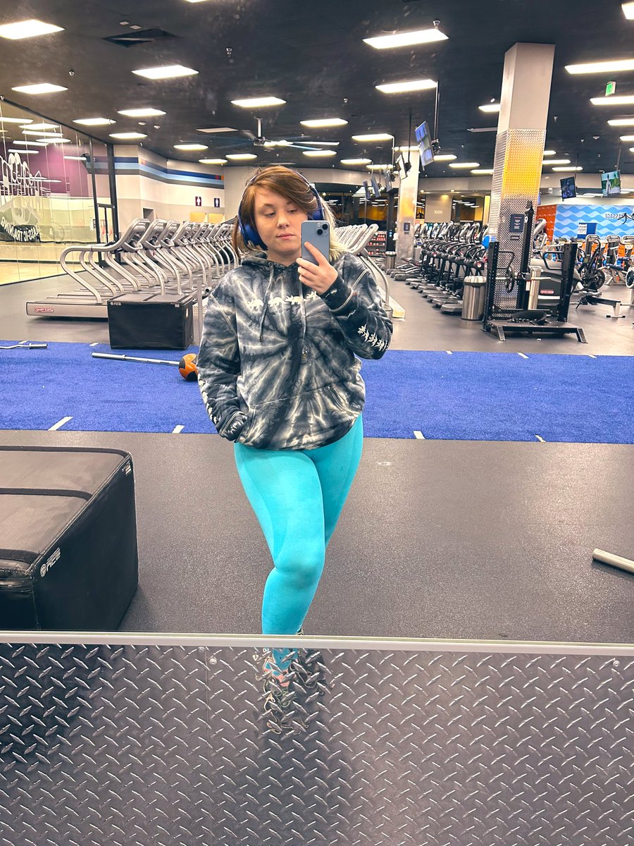 I’ve been badly inconsistent with workouts since con season ended due to work and depression

But I wanna make sure I can have a very swol holidays, so let’s get back to it, in my high confidence leggings 

(dunno why, these leggings make me feel great, brighter the better)