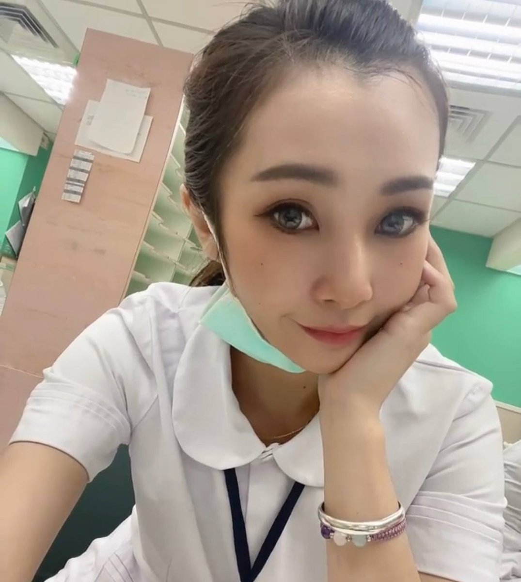 今天在跟醫生探視病房的時候，
我看到一位病人在自慰😳😳😳
當下的我瞬間傻了眼...
而病人也注意到我看見了他，
他反而手動的更起勁.........
連醫生當下看見了傻爆了眼😂😂😂

害我ㄧ整天上班都在想那些害羞的畫面。
真是的🤣🤣🤣
#護理師的生活日常
