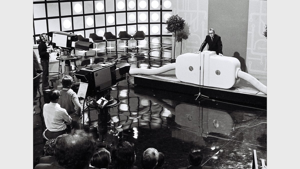SRF's tweet photo. Heute vor 50 Jahren wurde das Fernsehstudio Zürich Leutschenbach in Seebach offiziell eröffnet. Auf #PlaySRF gibt es die #Archivperle «Die Fernsehfabrik» – zum Staunen und mitunter auch zum Schmunzeln🔌😲 https://t.co/6Ag8lUhc4z #SRFArchiv #Zeitreise https://t.co/dinhTZTN8I