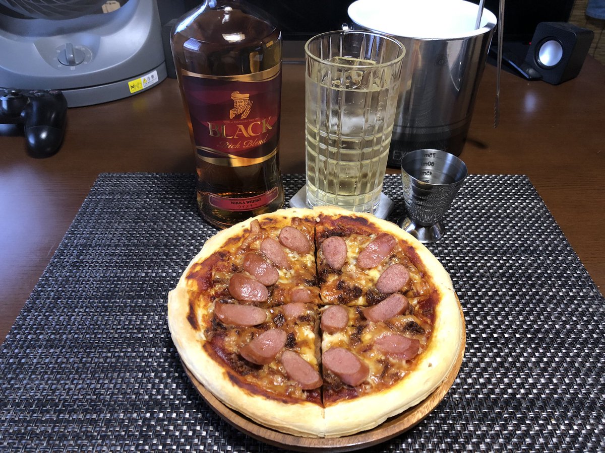 Moko_ebrius's tweet photo. 🍺本日1杯目のお酒🥃
#RichBlend
・ハイボール。
🍳今日のおつまみ🍗
・ピザ🍕。
オーブン使って🔥久しぶりにピザ焼いてみたぜ〜🍕✨
デリピザもメチャクチャ美味いけど、出来立て熱々家ピザも美味いな🍕🤣👍
お疲れ様です🙇🏻♂️カンパイ🍻
#晩酌 #宅飲み #IDKP
#モルト男子 #モル男 https://t.co/hv7J3TqRgy