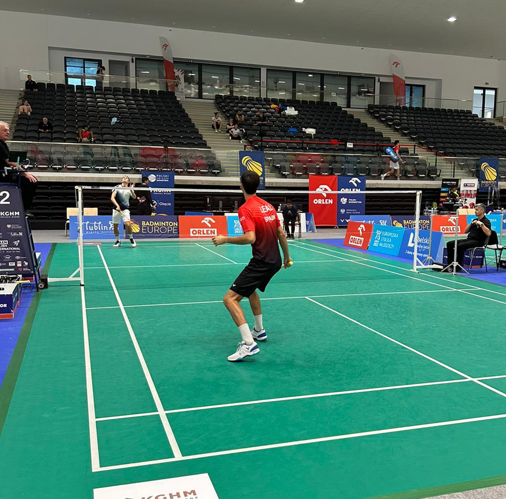 BadmintonESP's tweet photo. ‼️No pudo ser para Álvaro Leal en su debut en el #PolishInternational

Cede en primera ronda 🆚 Bjorkler, verdudo de Alberto Perals, en tres ajustados sets (21-19, 19-21 y 7-21)

🔜Ania Setién juega sobre las 12h por el pase a cuartos

➕INFO y DIRECT⭕️
📲 https://t.co/OHitGv7mgm https://t.co/3nbeKnhhcE