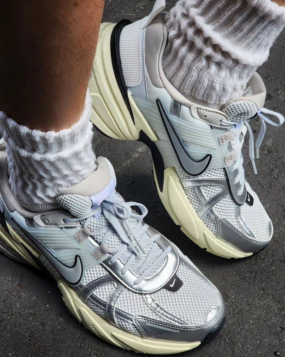 uptod4te's tweet photo. Nike Wmns V2K Run “Summit White/Metallic Silver”が国内9月29日（金）9:00 に発売予定［FD0736-100］［ナイキ Y2K 新型 スニーカー サミットホワイト メタリックシルバー］
https://t.co/2SoRRZBfnf https://t.co/asDL2Acso0
