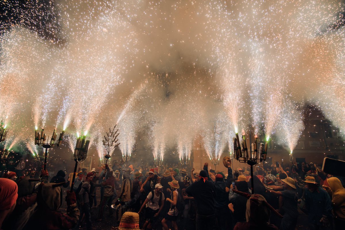 BallDiablesTgn's tweet photo. Dimecres vam tancar els actes especials del 40è aniversari amb una carretillada espectacular!! Avui arrenca la part més tradicional amb la Cercavila de #SantaTecla2023 amb els nous vestits. 💥🎽
Som-hi amb la Festa Major! #BDT40
📸 @DCrespo5 https://t.co/51cQMbrb4C