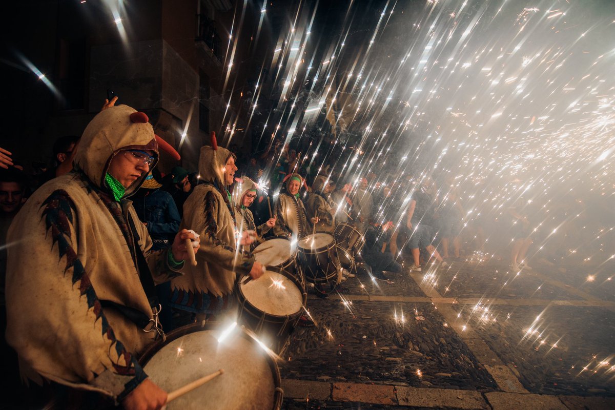 BallDiablesTgn's tweet photo. Dimecres vam tancar els actes especials del 40è aniversari amb una carretillada espectacular!! Avui arrenca la part més tradicional amb la Cercavila de #SantaTecla2023 amb els nous vestits. 💥🎽
Som-hi amb la Festa Major! #BDT40
📸 @DCrespo5 https://t.co/51cQMbrb4C