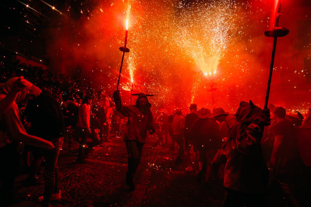 BallDiablesTgn's tweet photo. Dimecres vam tancar els actes especials del 40è aniversari amb una carretillada espectacular!! Avui arrenca la part més tradicional amb la Cercavila de #SantaTecla2023 amb els nous vestits. 💥🎽
Som-hi amb la Festa Major! #BDT40
📸 @DCrespo5 https://t.co/51cQMbrb4C