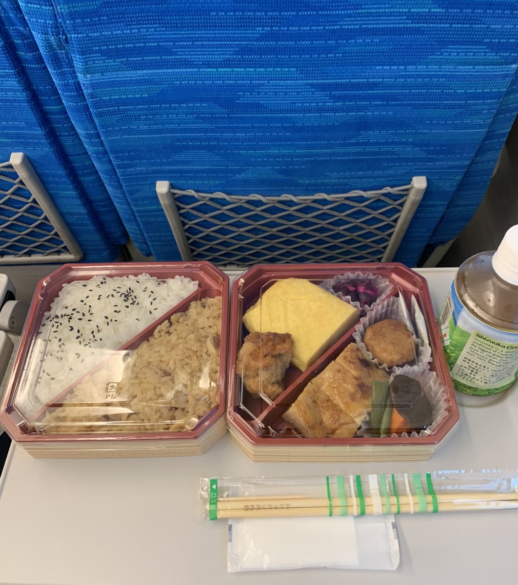 Tdd168_3009's tweet photo. そういえば…いつもチキン弁当なんだけど、今日は久しぶりに #JRCP のお弁当🍱
思い出してみると前回、JRCPのお弁当を購入したのは5年前w
しかも当時のチキン弁当🐔
ずっと前から気になっていた #車窓食堂 の #二段重山✨
ボリュームもあって美味しかったです🙏🏻
#東海道新幹線
#新幹線
#駅弁 https://t.co/qw4Cx5wCqC