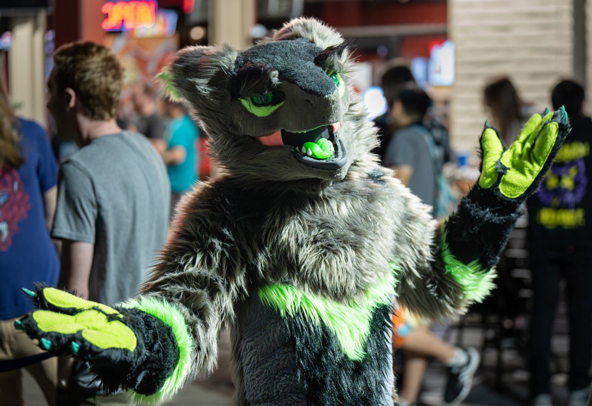 hellasergals's tweet photo. Welcome, how may I be of service?
✂️: @CharcoalSergal
📸: @ArcherEmberpelt
#FursuitFriday #ChickenMeet #Sergal #Trains #Furry https://t.co/TQP8znbSnY