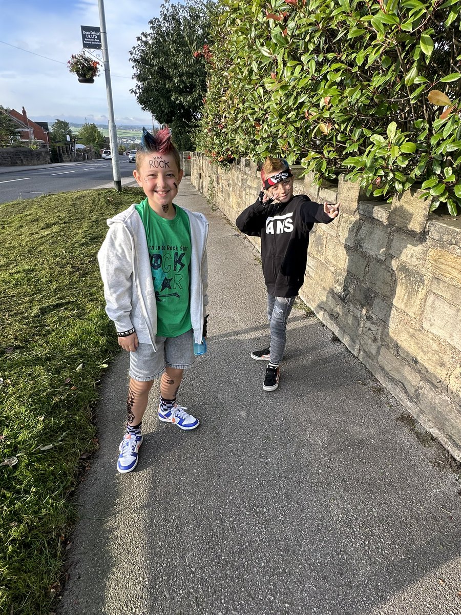 Donskeee's tweet photo. @MPSClass6 definitely our fave dress up day ⚡️🎸👓😎 #ttrockstars https://t.co/Mb47kmiPCp