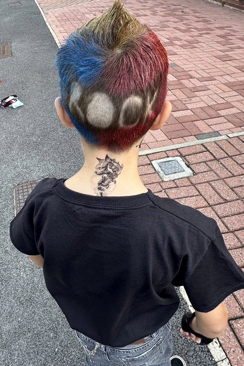 Donskeee's tweet photo. @MPSClass5 when your mum is a tad ‘extra’ and goes all out for TT rock stars day 🤣👓⚡️🎸 it’s hair cut day tomorrow don’t worry 😂 https://t.co/BZvzrRirdL