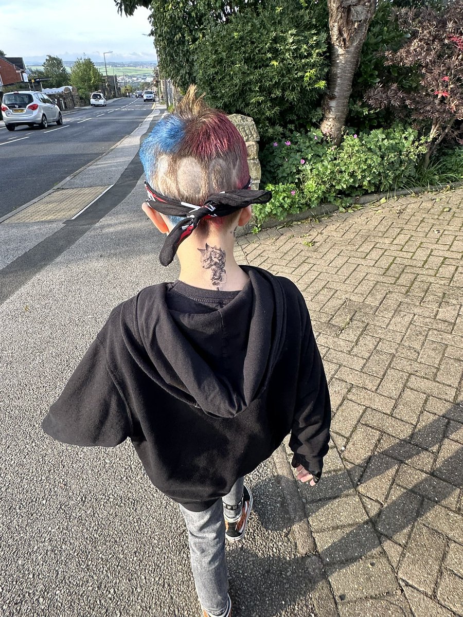 Donskeee's tweet photo. @MPSClass5 when your mum is a tad ‘extra’ and goes all out for TT rock stars day 🤣👓⚡️🎸 it’s hair cut day tomorrow don’t worry 😂 https://t.co/BZvzrRirdL