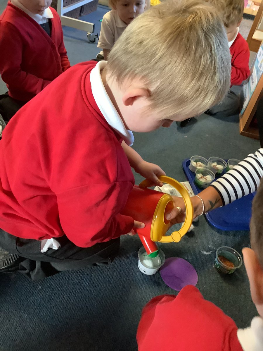 NurseryOPS's tweet image. This morning we have talked about and sown some cress seeds. We are going to watch them grow and maybe even have a taste.
#opsscience #understandingoftheworld #eyfs #grow #taste