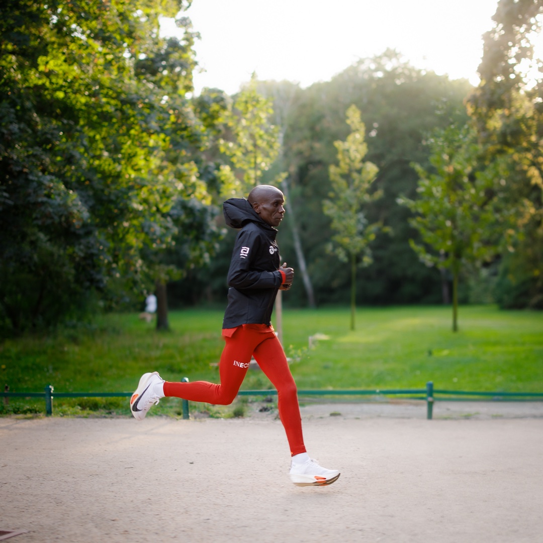 WorldAthletics's tweet photo. 🇰🇪's Marathon King @EliudKipchoge is back in Berlin for the @berlinmarathon 👑

Can he win a historic fifth title and is there another world record in the air on Sunday? 

📸 @NNRunningTeam https://t.co/DwbxPg93Dp