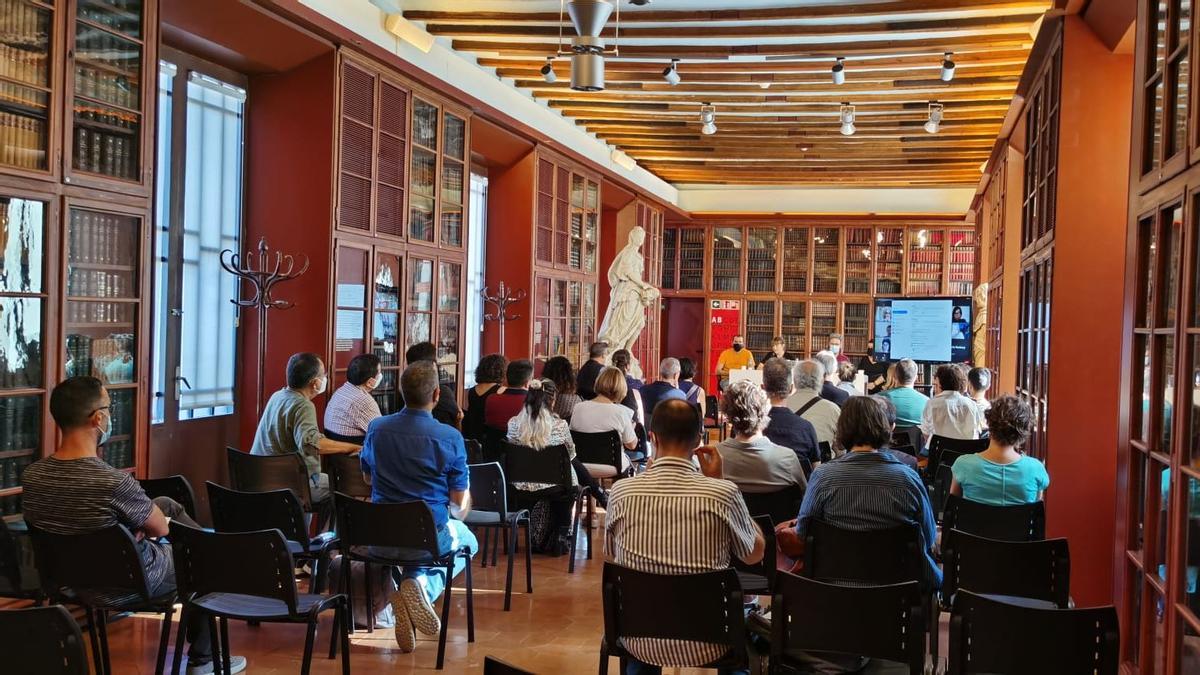 Ho tinc apuntat a l'agenda perquè és important: avui fa just un any celebràvem a la Sala Pompeu Fabra de l'<a href="/ateneubcn/">Ateneu Barcelonès</a> la primera assemblea de treballadors i treballadores de l'<a href="/ee_escriptura/">Escola d'Escriptura</a>. Tenim des de l'1 de desembre un <a href="/ee_comite/">Comitè d'Empresa de l'Escola d'Escriptura</a> per defensar amb determini els nostres drets.