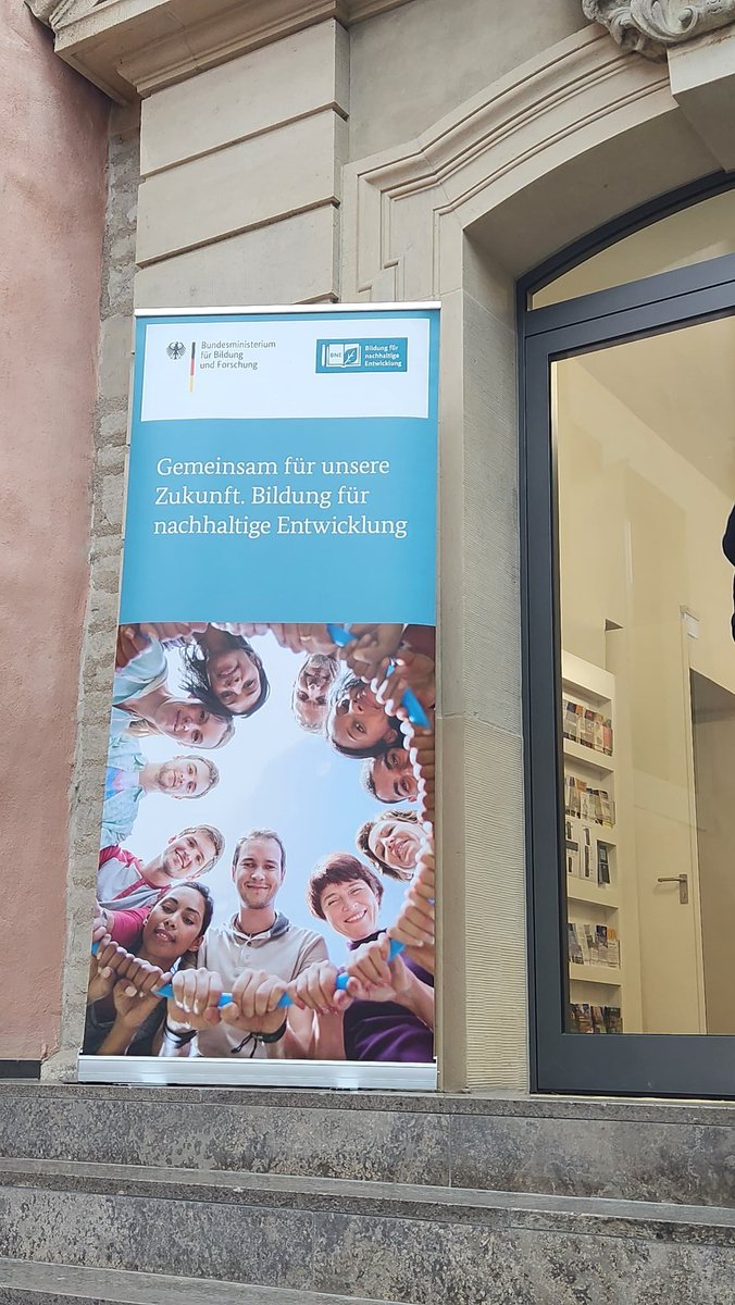 BHemkes's tweet photo. "Familientreffen" der #BNE-Community in Erfurt: Dank an den Verein "Zukunftsfähiges Thüringen"," der das erste Präsenztreffen nach der Pandemie ermöglicht hat, das #BBNE-Team im BIBB freut sich, dabei zu sein. @BIBB_nachhaltig https://t.co/C613zK6kJX