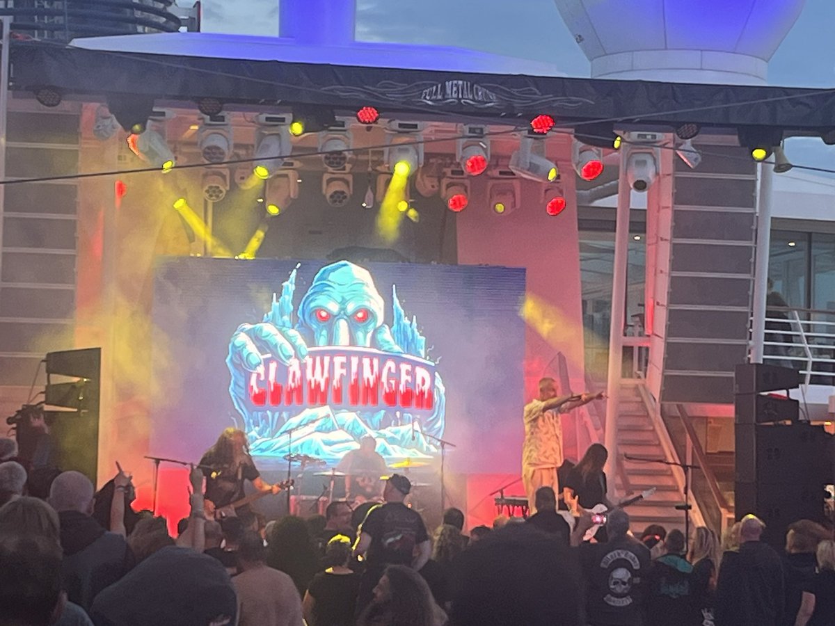 FestiMobil's tweet photo. Wahnsinn, was hier eine Stimmung ist, einfach nur überragend 🤘🤘😎
#FestiMobil #FullMetalCruise #FMC #FMCX #MeinSchiff4 https://t.co/Uh7fBUdieT