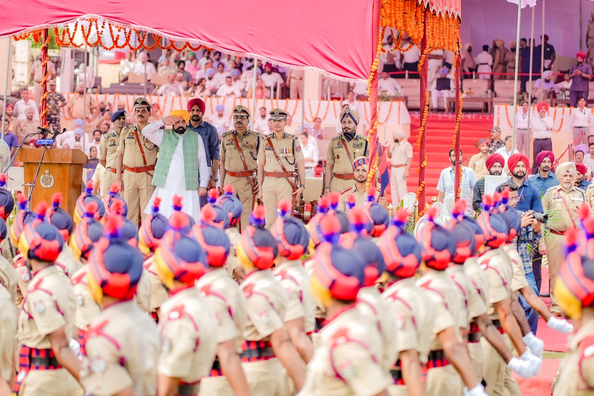 BhagwantMann's tweet photo. ਅੱਜ ਜਲੰਧਰ ਵਿਖੇ ਟਰੇਨਿੰਗ ਪੂਰੀ ਕਰ ਚੁੱਕੇ 2999 ਕਾਂਸਟੇਬਲਾਂ ਦੀ ਪਾਸਿੰਗ ਆਊਟ ਪ੍ਰੇਡ ਦੌਰਾਨ ਸ਼ਿਰਕਤ ਕੀਤੀ….ਸਾਰਿਆਂ ਨੂੰ ਵਧਾਈਆਂ ਤੇ ਸ਼ੁੱਭਕਾਮਨਾਵਾਂ…

ਪੰਜਾਬ ਤੇ ਪੰਜਾਬੀਆਂ ਦੀ ਸੁਰੱਖਿਆ ਲਈ ਡਟ ਕੇ ਕੰਮ ਕਰਨ ਲਈ ਪ੍ਰੇਰਿਆ…ਸਾਡੀ ਸਰਕਾਰ ਤੇ ਪੰਜਾਬ ਪੁਲਸ ਪੰਜਾਬ ਨੂੰ ਹਰ ਪੱਖੋਂ ਸੁਰੱਖਿਅਤ ਬਣਾਉਣ ਲਈ ਵਚਨਬੱਧ ਹੈ.. https://t.co/0yp35ZaoTE