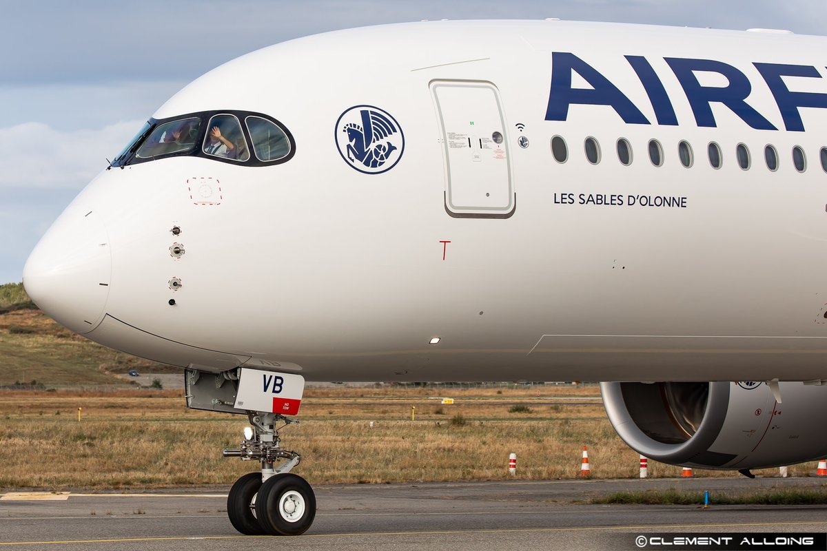 CAlloing's tweet photo. Departure on delivery flight this morning for the 22th @Airbus #A350 for @AirFranceFR #FHUVB named to @lessables ππ Follow #AFR370V on @RadarBoxCom ! #Avgeeks #Avgeek https://t.co/jVJaXX6NKU
