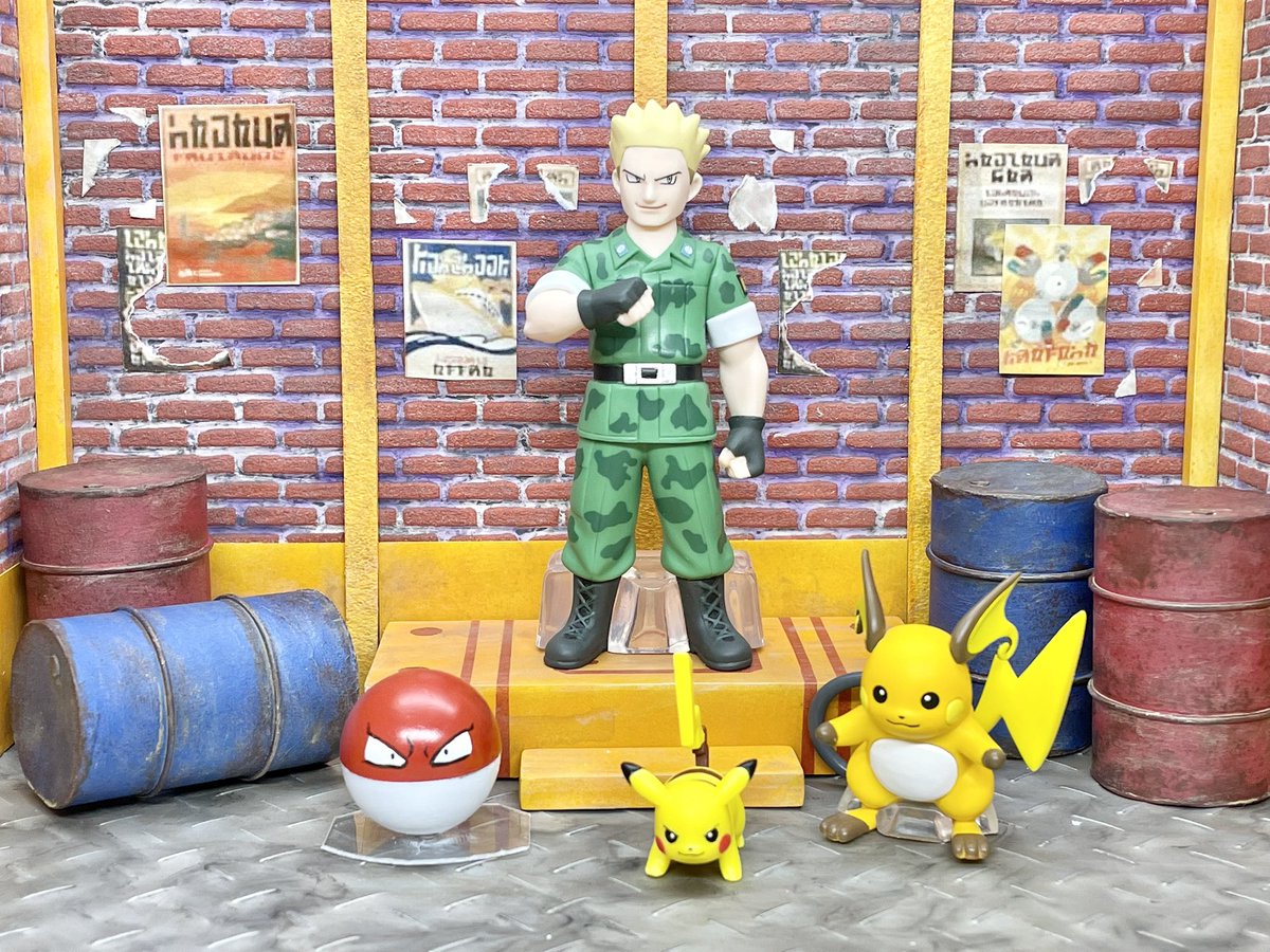 『ガサゴソ……！
　なかは　ゴミ　ばっかり！』

クチバジムのジオラマ完成しました！🙌
立体化してみると、かなり異様な光景ですね…。

セキュリティ解除のためとはいえ、
こんなに沢山のゴミ箱🗑をガサゴソさせられるなんて…🤣

#ジオラマ
#ポケモン
#クチバジム