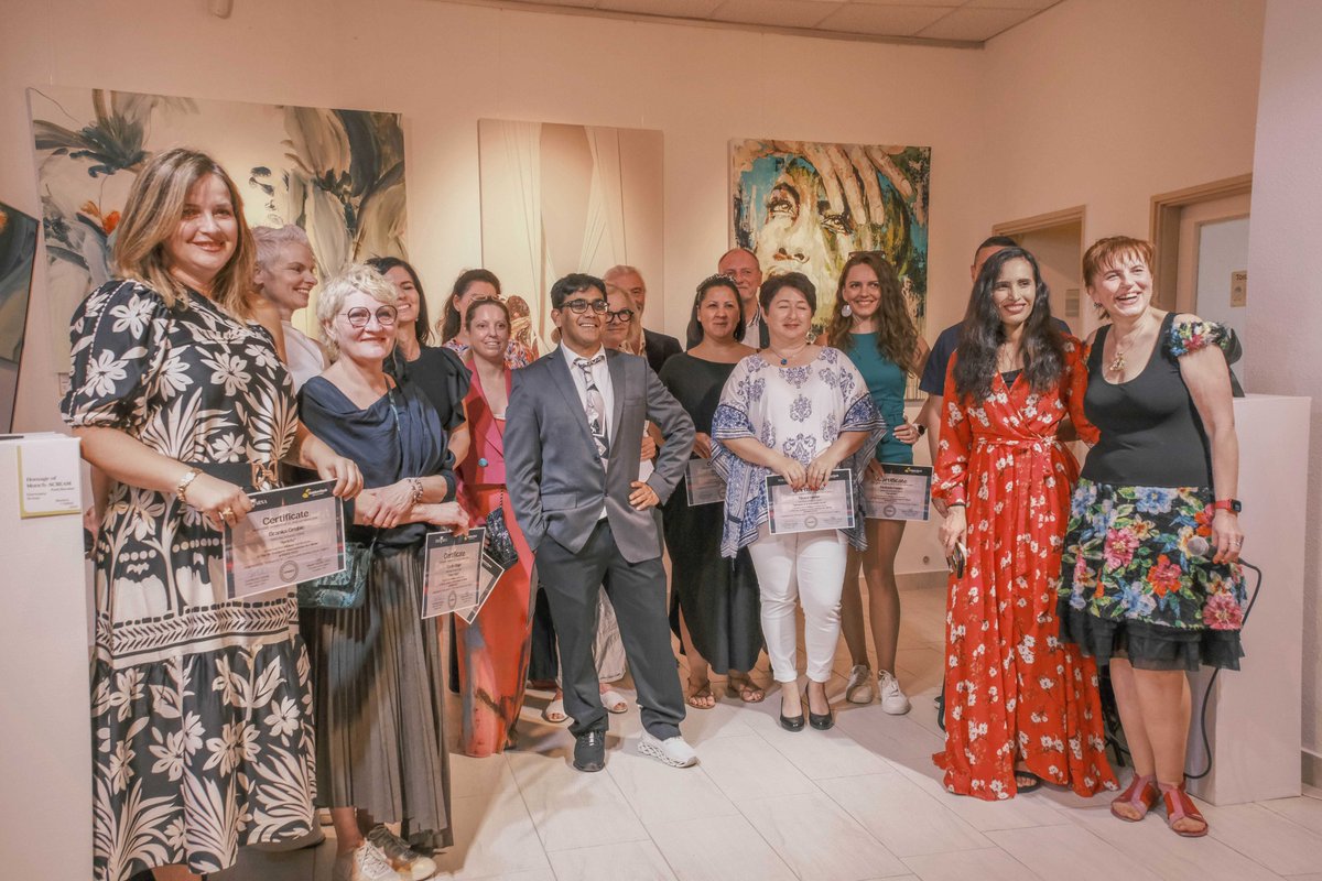 teravarna's tweet image. Here&apos;s to art, artists &amp;amp; culture that filled the gallery with creative energy in Budapest 
#ThrowbackThursday
•
•
•
•
•
•
#throwbackthursday #throwbackpost #throwbackmemories #goldenduck #goldenduckgallery #artgallery #exhibition #artexhibition #art #artist #drawing…