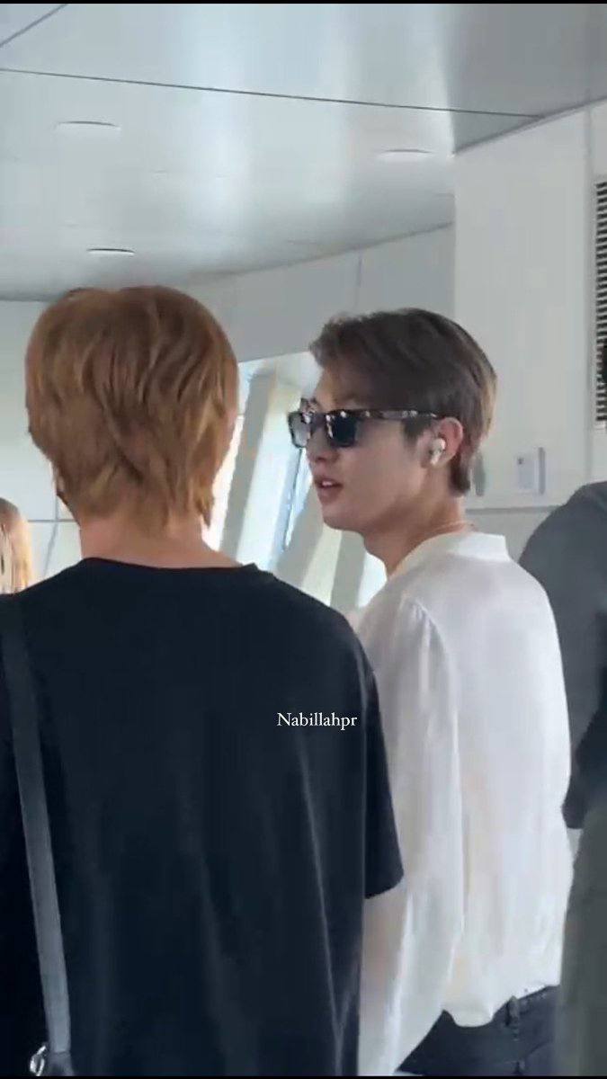 nct_menfess's tweet photo. nct! udah sampe GUYSSSSSS 😭😭😭 RENJUN GANTENG BGT? 😭😭😭😭 
cr:on pict 🫶🏻 https://t.co/dB7i5tel9H