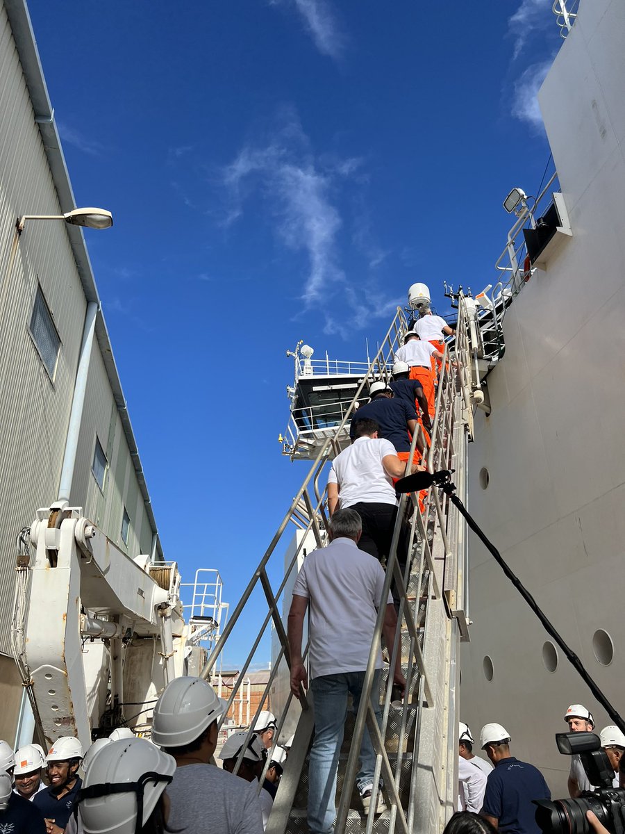 sylvainbruno's tweet image. La connectivité passe aussi sous les  mers &amp;amp; les océans 🌊 . Le dernier navire câblier d’@orange le Sophie Germain est une prouesse technologique et environnementale. @Cheydema @OrangeMarine_