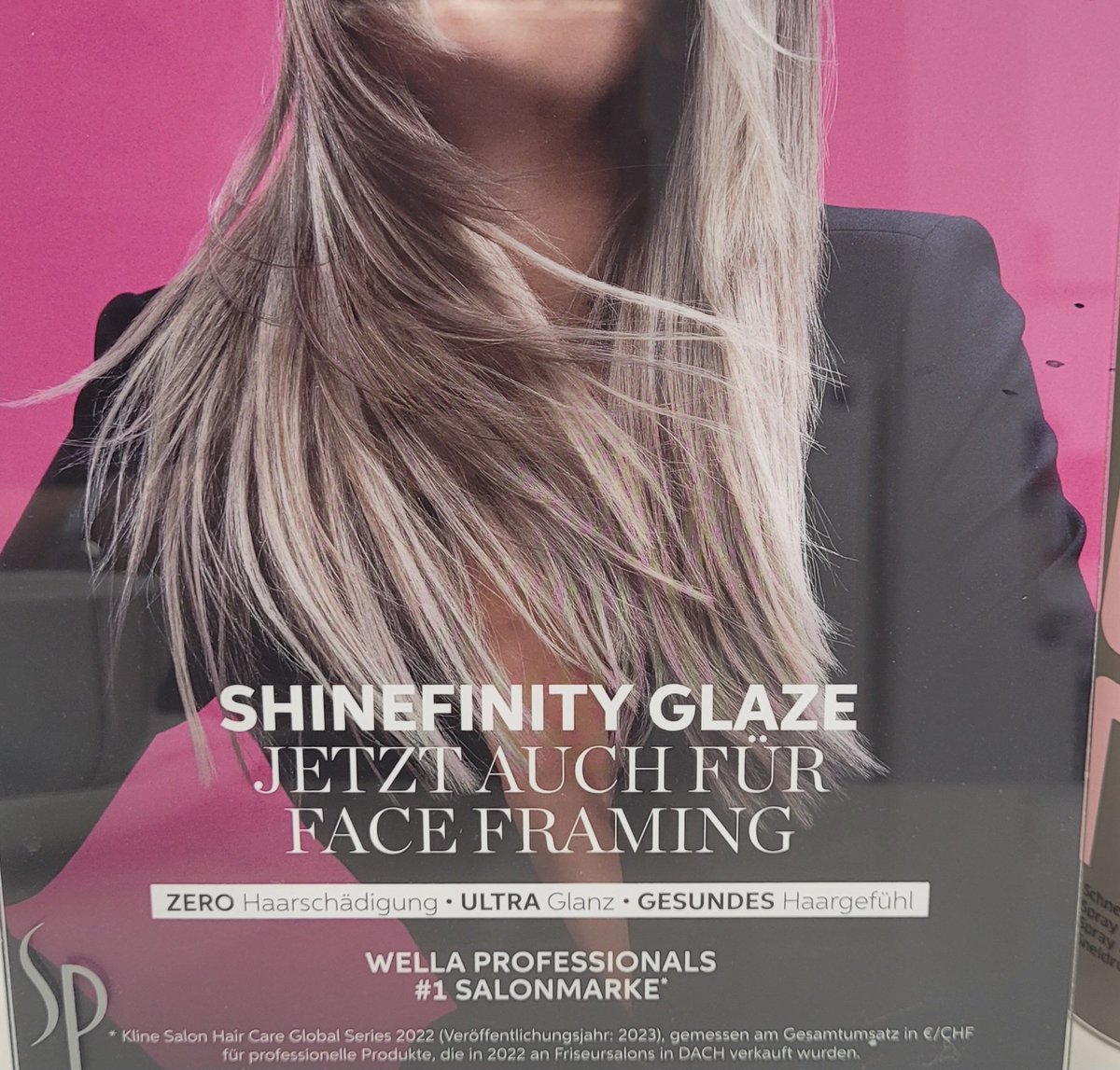 Jetzt muss ich schon beim Friseur googeln, was die Werbeplakate bedeuten... 😳
Sagt bloß, ihr wisst, was Face Framing bedeutet?