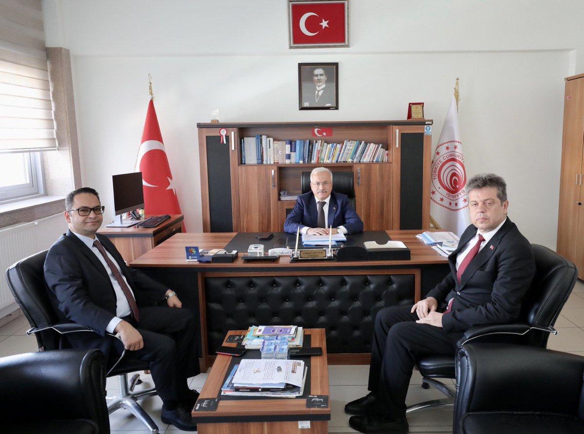 aksarayvaliligi's tweet photo. Valimiz Sn.@malikumbuzoglu, Ticaret İl Müdürlüğünü ziyaret ederek İl Müdürü Sn.İsmail Sevim’den kurumun çalışmaları hakkında bilgi aldılar. https://t.co/Je8z6OJ4wp