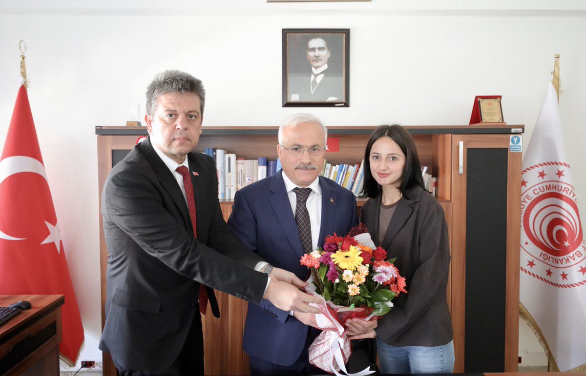 aksarayvaliligi's tweet photo. Valimiz Sn.@malikumbuzoglu, Ticaret İl Müdürlüğünü ziyaret ederek İl Müdürü Sn.İsmail Sevim’den kurumun çalışmaları hakkında bilgi aldılar. https://t.co/Je8z6OJ4wp
