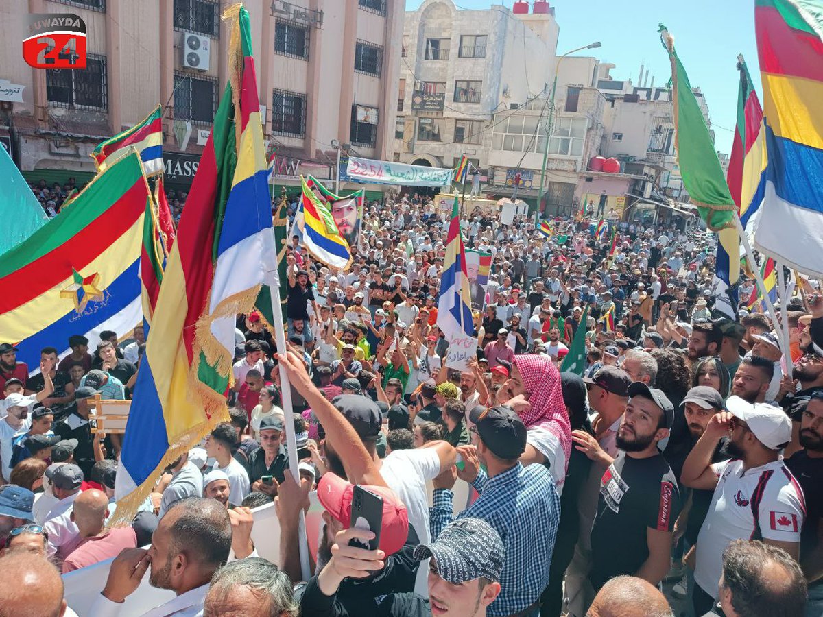 suwayda24's tweet photo. بالصور: ساحة الكرامة امتلأت عن بكرة أبيها بحشود المتظاهرين المطالبين بالحرية والعدالة والتغيير السياسي، وفق صور رصدتها كاميرا السويداء 24، اليوم الجمعة.

#مظاهرات_السويداء https://t.co/drTlGYPyqH