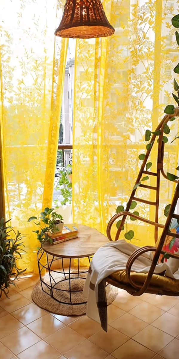 কাছে যাওয়া বড্ড বেশি হবে
এই এখানে দাঁড়িয়ে থাকাই ভালো,
আমার ঘরে থমকে আছে দুপুর
তোর বারান্দায় সন্ধ্যে পড়ে এলো!
ইচ্ছে করে জাপটে ধরি জোরে
বুকে আঁকি সোহাগে দংশন;
করি গতিরোধ, বলি সামনে গিয়ে
প্রতিরোধ আর মানছে না যে মন!
এই যে এত কাছে আসতে চাওয়া
বল তো কতটুকু সংযম আছে তোর?

🍃🌸🦋💛