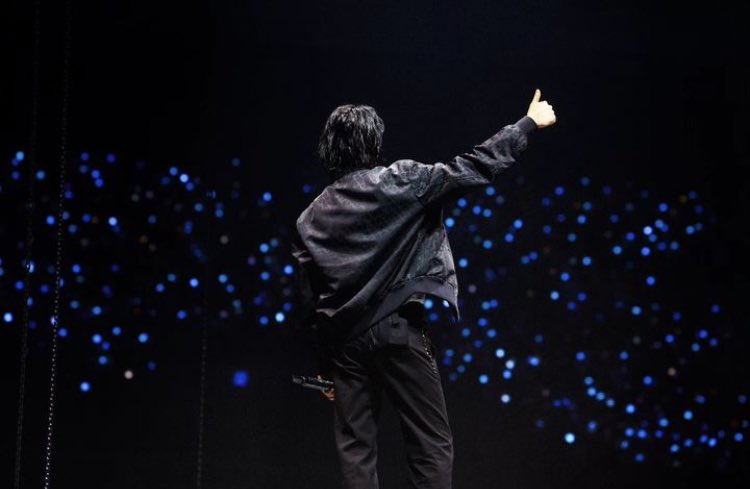 acjkv1337's tweet image. ユンギさんいってらっしゃいのタグが
素敵だった。

「私たち挨拶しましょう。
byeじゃなくてhello」

ユンギさん、どうか気をつけて。
2025年まで待ってます🫶

#우리인사하자_bye아닌hello
#To2025WithSUGA