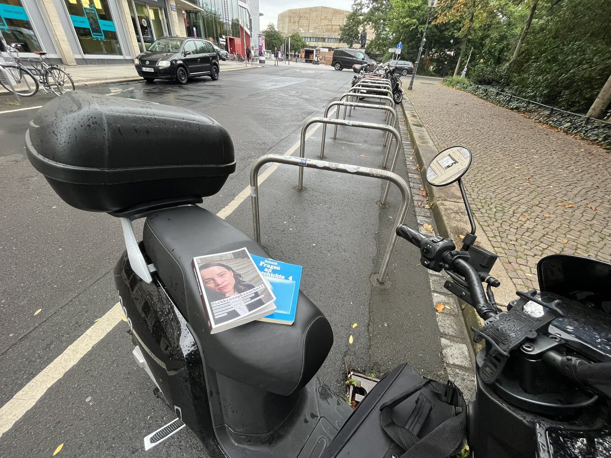 HISTOmobiLE: On my way zum Lehrer*innenworkshop #Historikertag2023 Es geht um Geschichtsunterricht und klar Digitalisierung. These: Fragiles Fach - Vorschlag: Mit mehr digitaler Vergangenheit statt einseitigem Fokus auf digitale Geschichtskultur zur Stabilisierung beitragen.